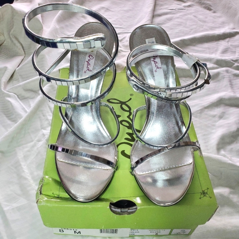 NWOT Slinky Silver Heels